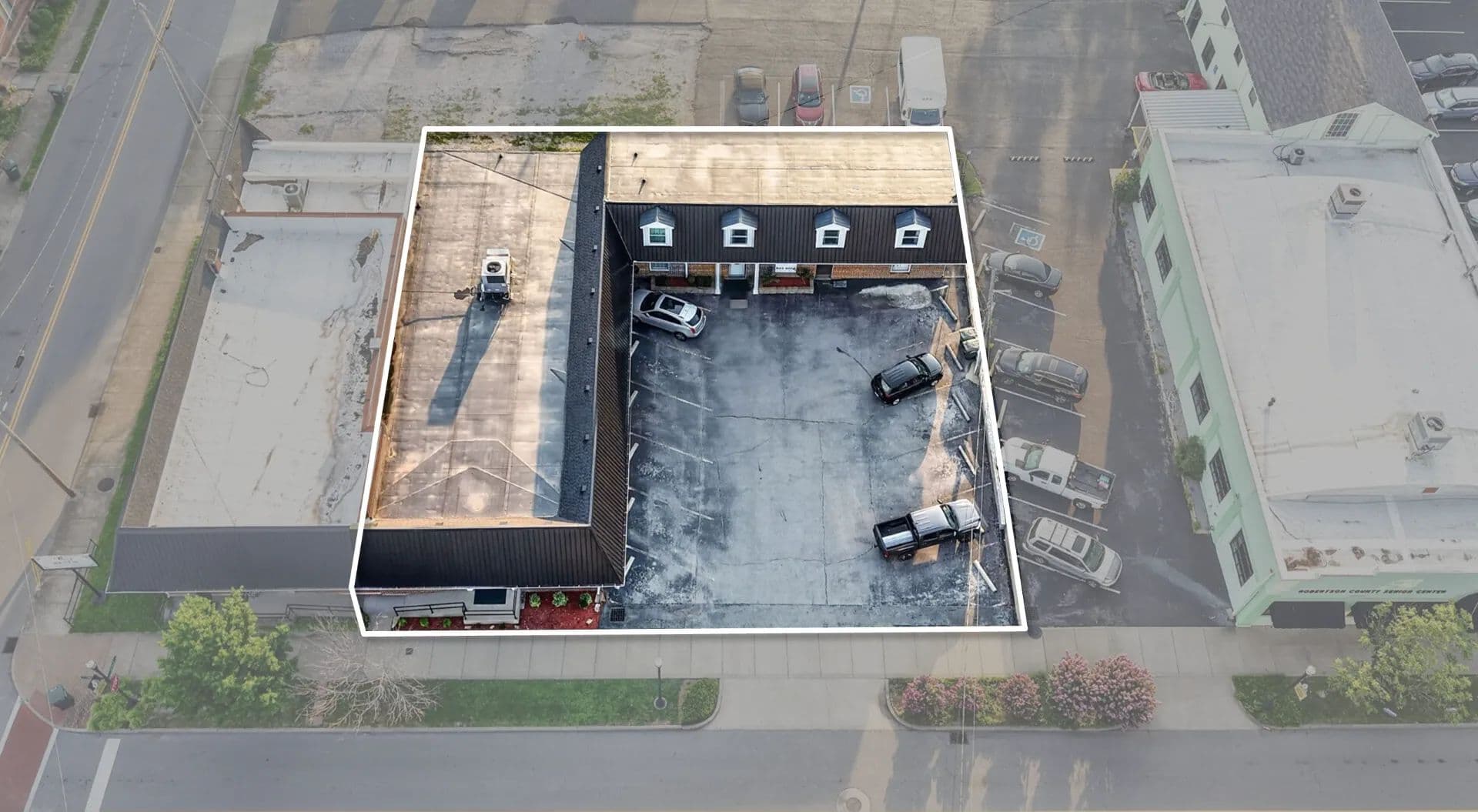 Commercial Property / 8 offices / Apt. Studio - Tennessee, 37172