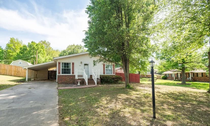 3-Bed Home on Corner Lot in Dexter, MO