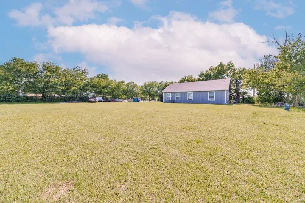 Property from 709 W Live Oak - KW - Alvord, Texas, 76225
