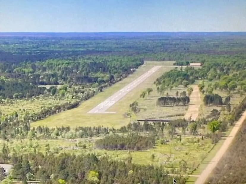 Airport, Private 5200' with Hanger