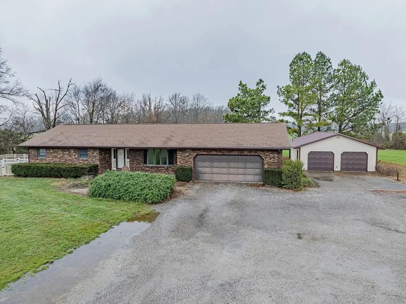 Country Living Home with acreage!