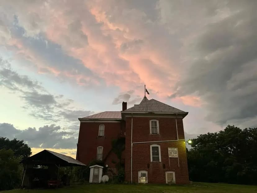 OLD SCHOOL HOUSE ON THE HILL - BED & BREAKFAST