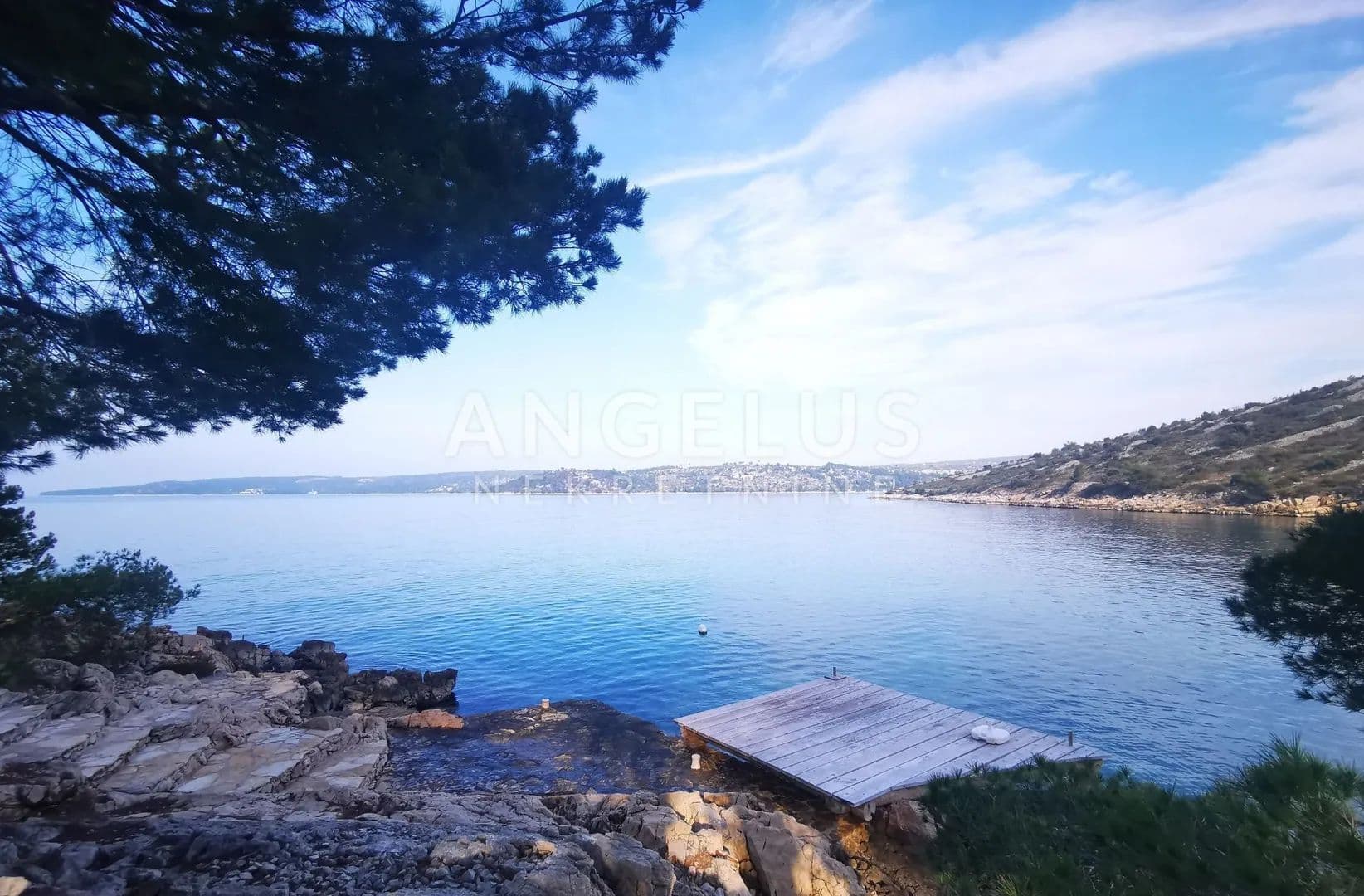 Brač - poljoprivredno zemljište s objektom, prvi red do mora - land for sale