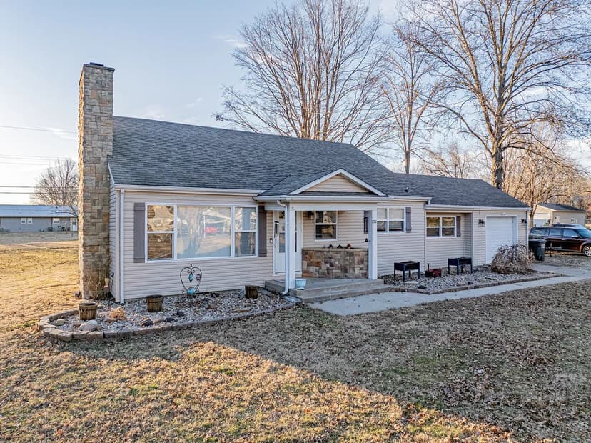 3 bed, 2 bath cottage style home!