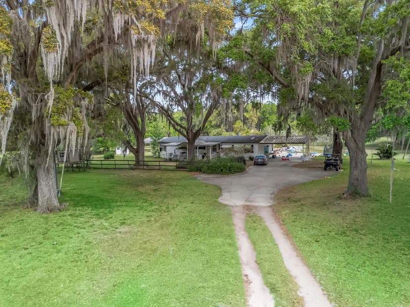 10 +/- Acres Commercial Property in Growing Fruitland Park, FL