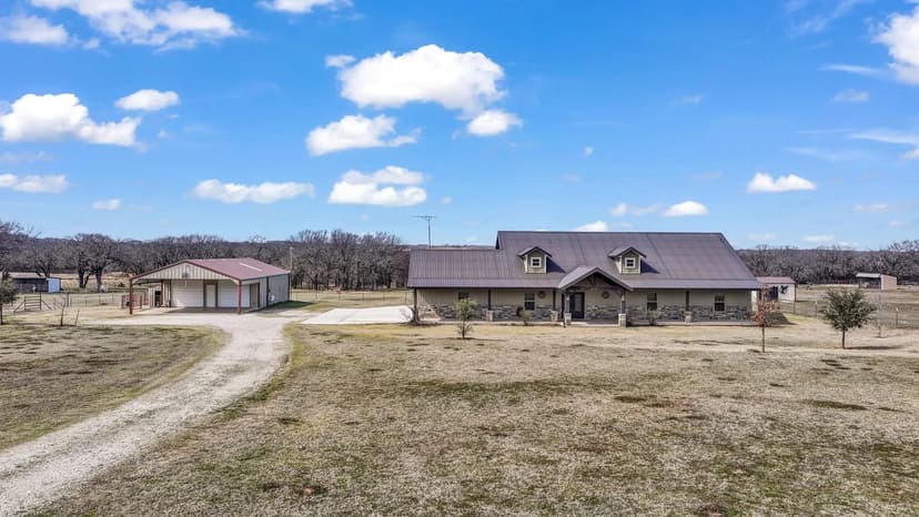 3.29-Acre Country Home in Bridgeport, TX for Sale