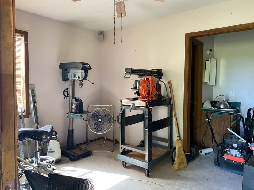 Charming 21-Acre Country Estate with Versatile Living in Powderly TX