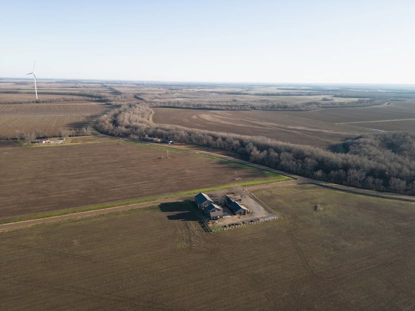 Expansive Lodge on 1 Acre Fenced Lot in Tunica County, MS 