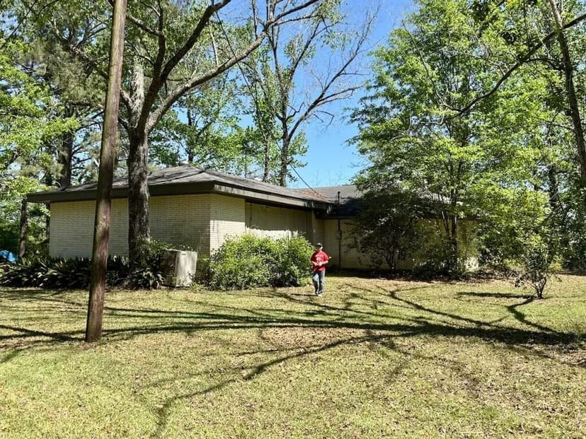 Fine Camp on 260' of beautiful Bushley Bayou in Catahoula Parish