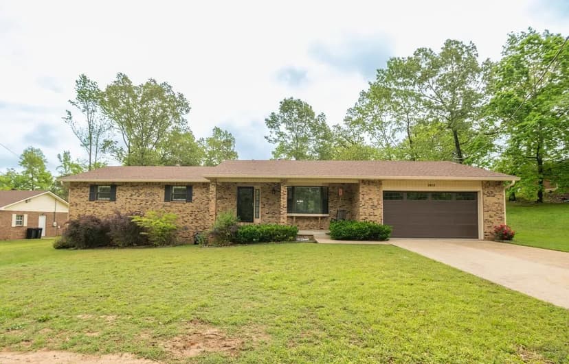 Charming, Updated 4-Bed Home in Poplar Bluff, MO