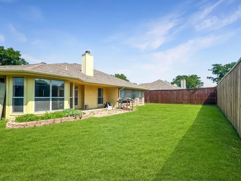 1216 E. 6th St. Krum, TX