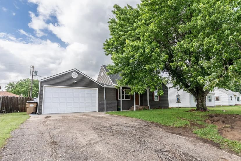 461 W 9th St., Hoisington , KS