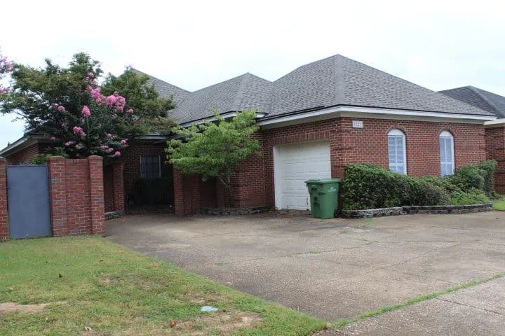 Charming 3 Bedroom, 2 Bath Garden Home with Modern Upgrades – Convenient Location!