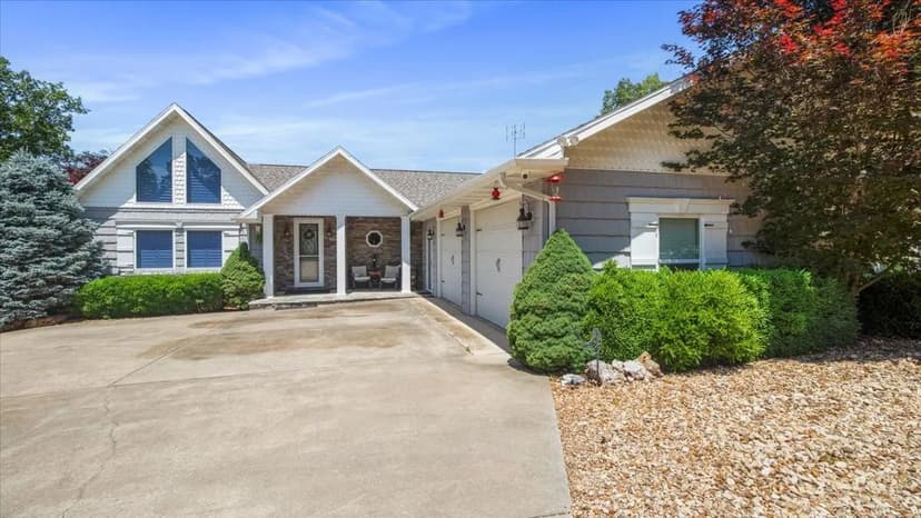 3-Acre Luxury Lakefront Home in Oakland, Arkansas for Sale - Secluded Gem!