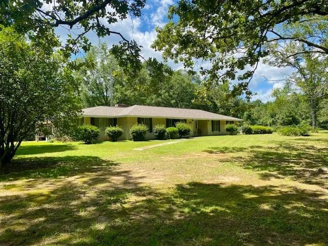 Home on 3.76  Acres | Summit, MS