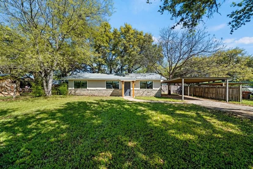 512 W Pecan Dr, Johnson City, TX 78636