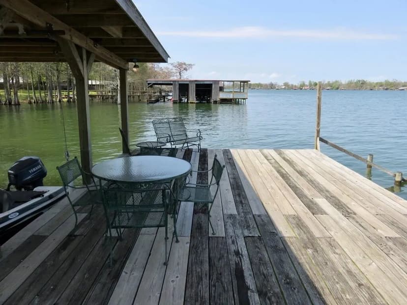 Beautiful Home and Guest House on Lake Bruin