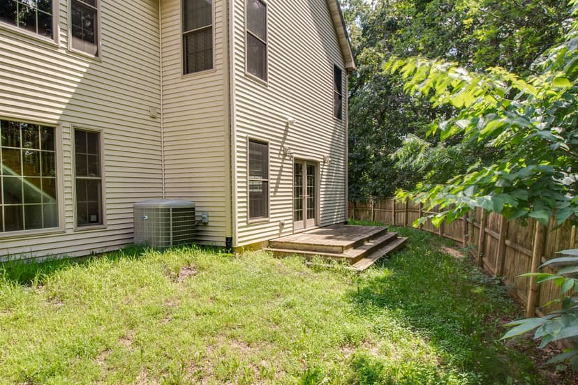 1689 F S Road, Medora, IL