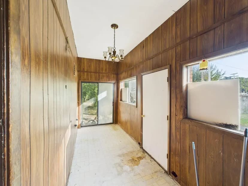 3-Bed Colonial Home For Sale in Sikeston, MO