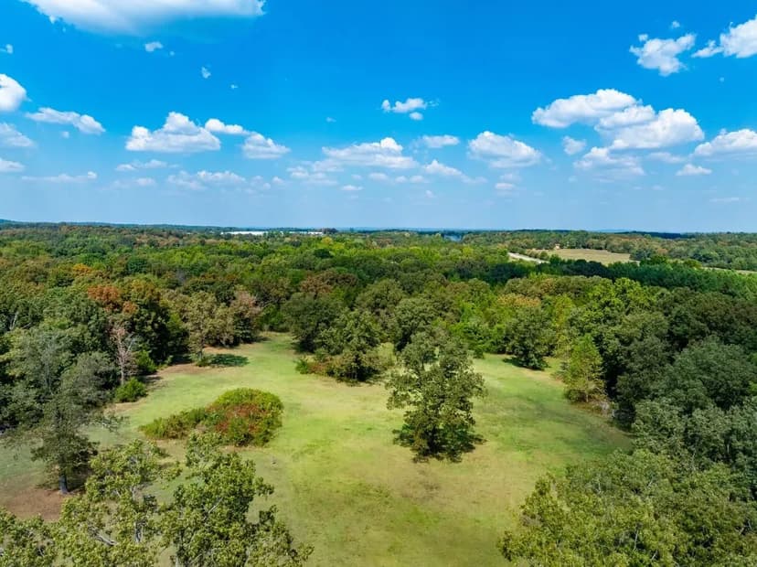 Custom 2-Bed, 2-Bath Home on 20 Fenced Acres with Pond, Porches & Pasture for Horses – Near Cave City, Arkansas