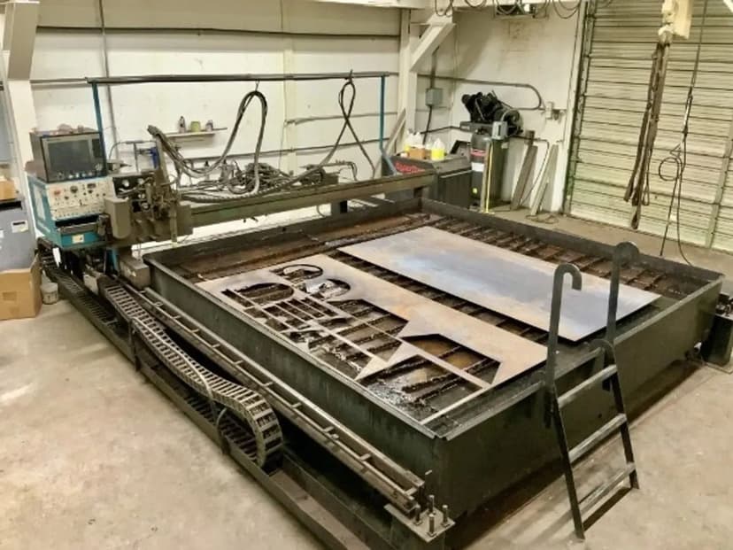 Beautiful Home with Commercial zoned shop minutes from Downtown Paris, Tennessee