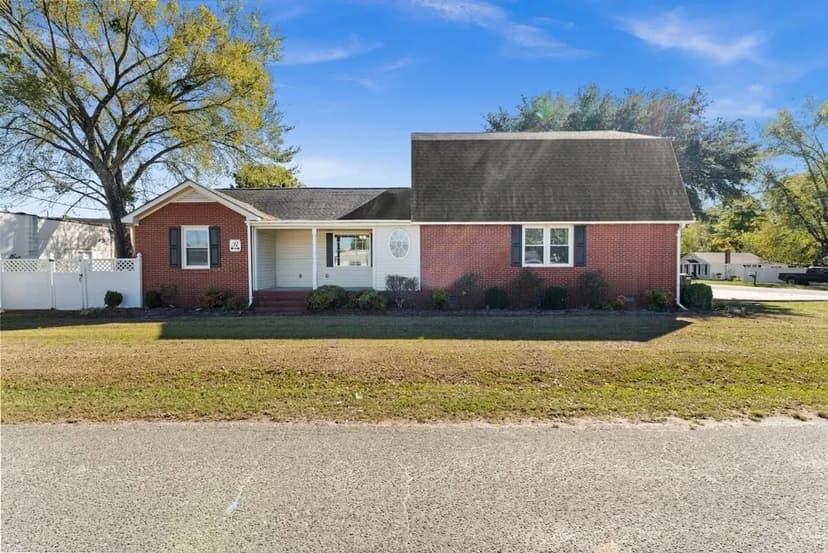 Spacious brick home on .11 acre corner lot in Beulaville, NC!