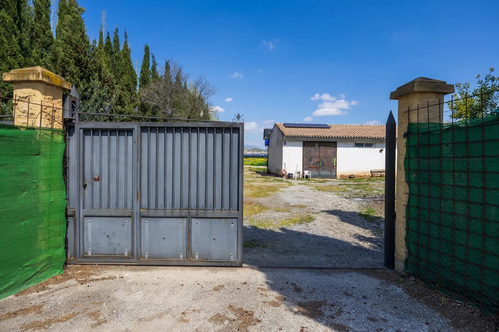 Finca recreativa de 10.000 m² con vistas a Sierra Nevada y nave legalizada - Spain