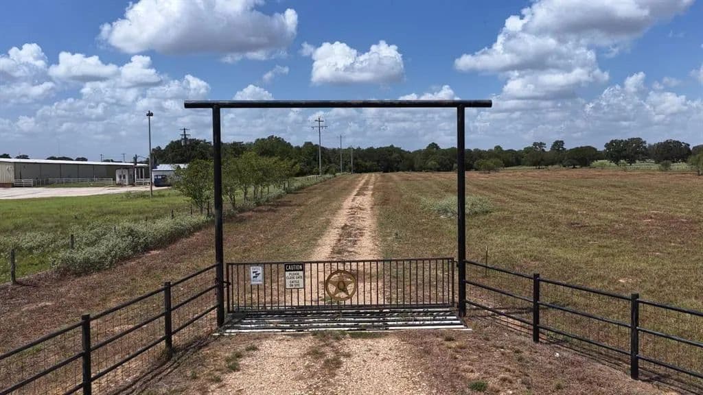 2496 Highway 304, Smithville, Texas 78957 - Smithville, Texas, 78957