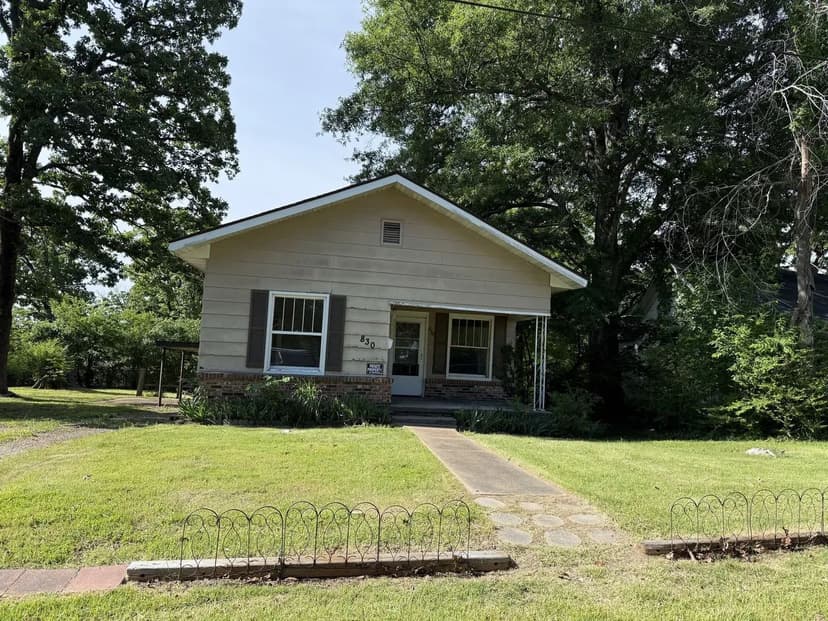Adorable 2-Bed Cottage For Sale in Poplar Bluff, MO