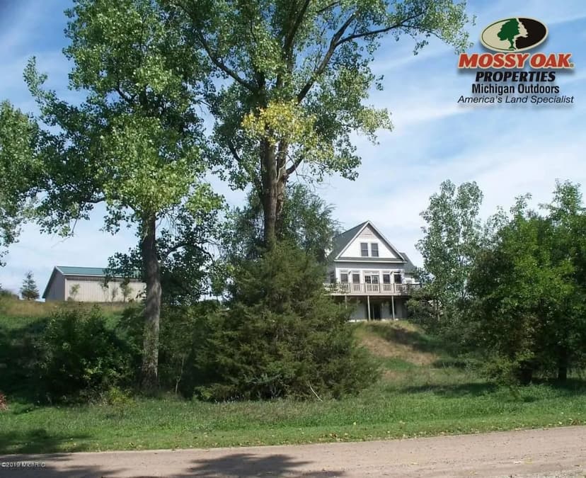 511 E Southern Rd Coldwater, MI / 12.5 +/- Acre Estate | 4BR, 3BA, 3,338 SQ FT + Lake Access
