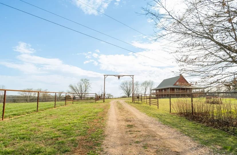 Rustic, Western Home on 16+/- AC in Bloomfield, MO