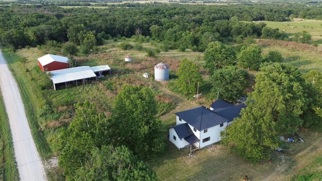 Farmhouse and barns on Acreage - Keosauqua, Iowa, 52565