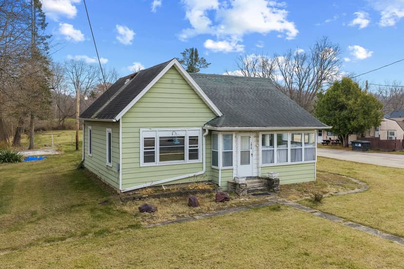 Richland Center Bungalow on 1 acre for sale
