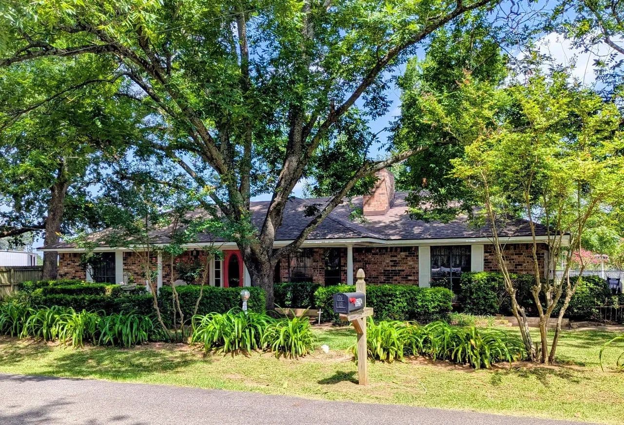 Well Loved 3/3/2 Brick Home W/Oversized Garage in Jacksonville, Tx - land for sale