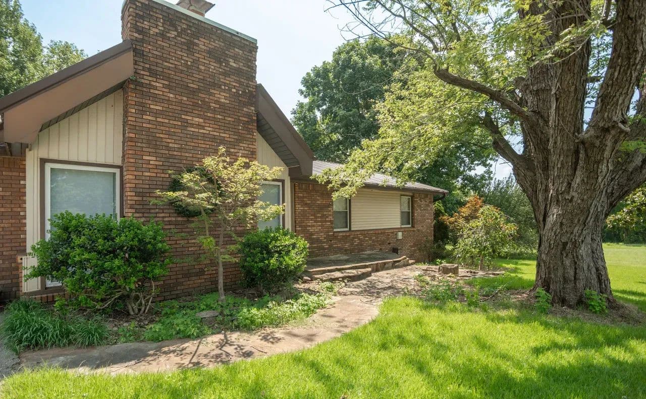 Inviting 3-Bed Rustic Brick Home For Sale - Campbell, Missouri, 63933