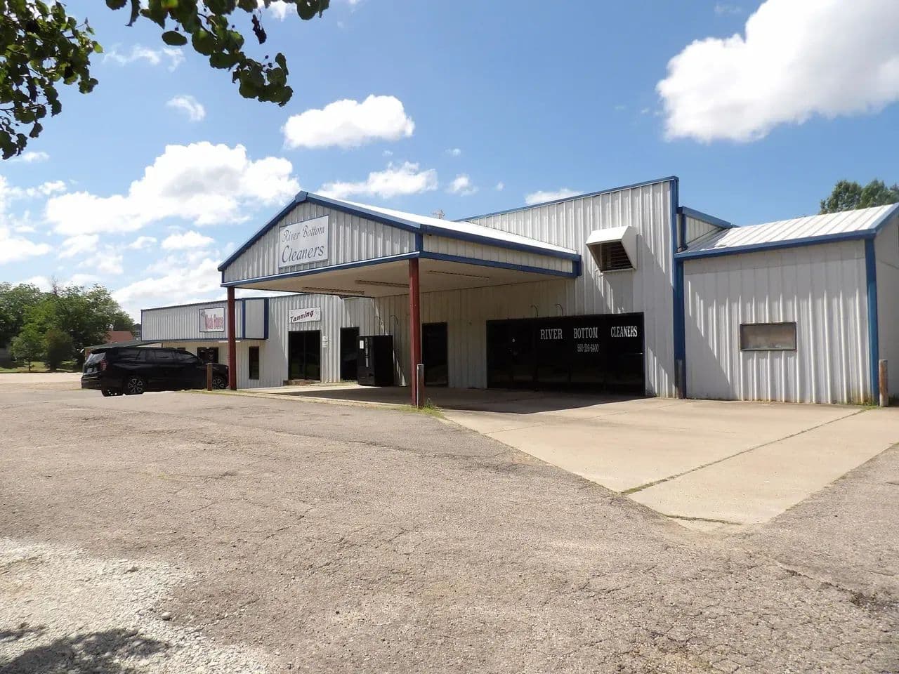 MULTI-SERVICE COMMERCIAL BUILDING WITH ESTABISHED CLEANERS,LAUNDRY, TANNING, AND AVAILABLE RENTAL SPACE - Hugo, Oklahoma, 74743