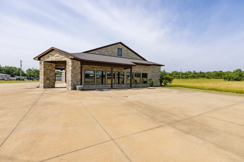 Commercial Listing on 1910 E Jackson Street - Hugo OK