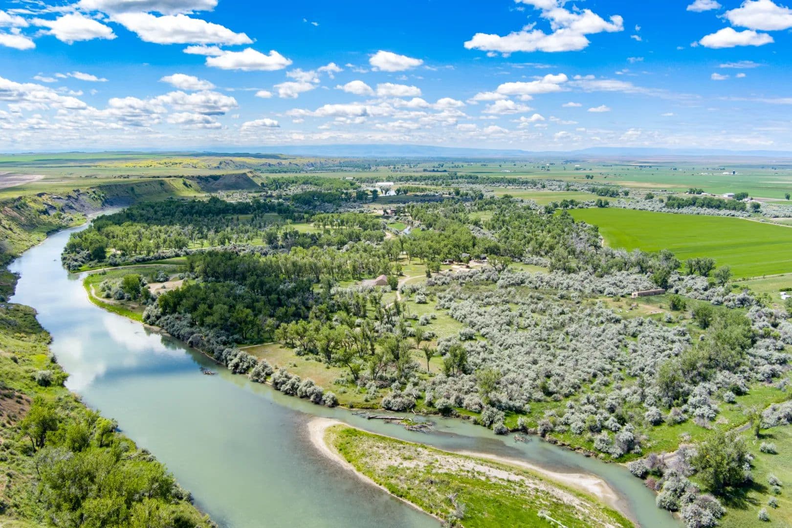 Eagle Nest Lodge - Hardin, Montana, 59034