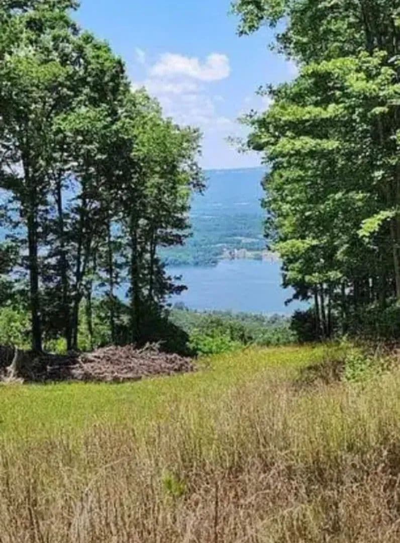 Discover 3.47+/- acres of beautiful, wooded land in the desirable Sequatchie Point