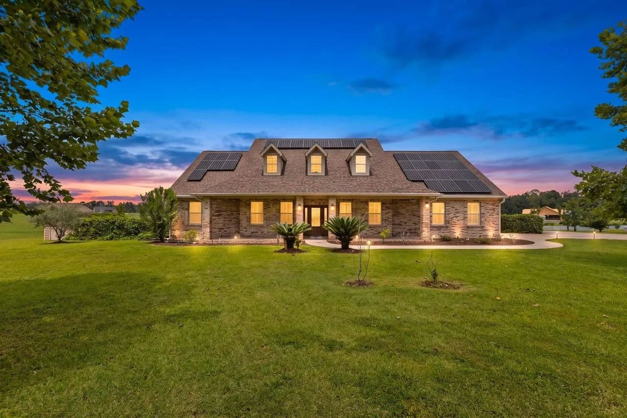 Furnished 5.55-Acre Madison Estate with Solar & Hot Tub - Madison, Florida, 32340