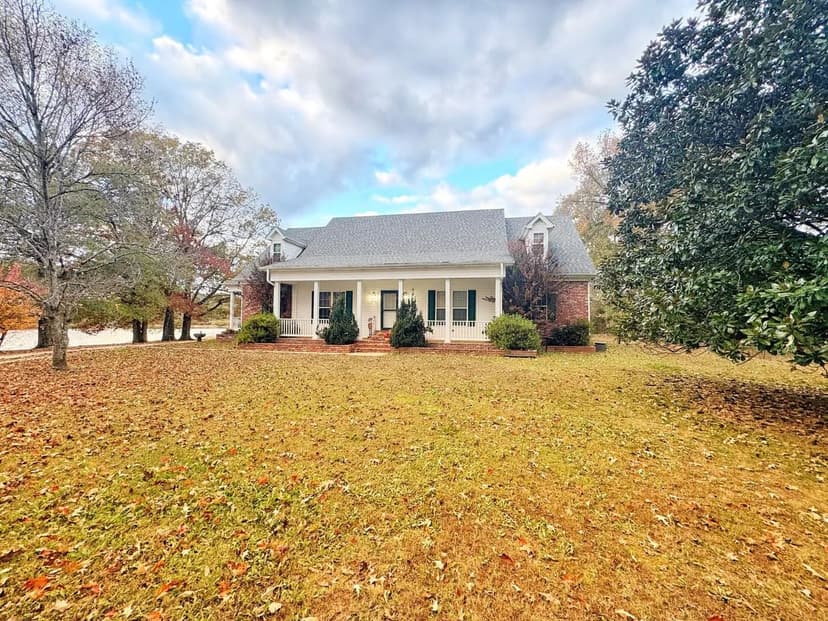 Senatobia Retreat: Southern Lakefront Home on 198 Acres of Prime Hunting Land