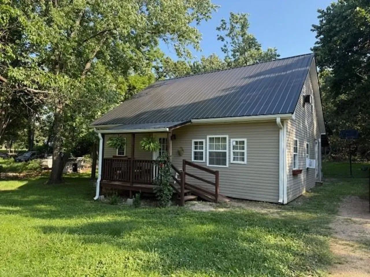 Edge of Town, 4 Bed/2 Bath, several Updates, Colse to Current and Jacks Fork River. Texas County - Summersville, Missouri, 65571