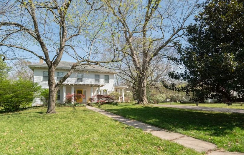 Iconic 3200sqft Home on 2+/- AC For Sale in Bloomfield, MO
