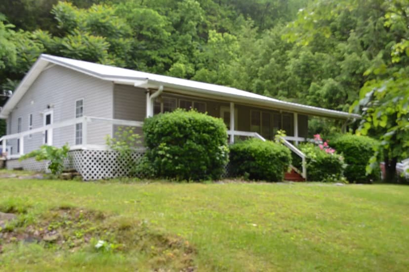 3.05 AC WITH 2 HOMES / NO RESTRIVTIONS / TOTALLY LEVEL / MTN VIEWS