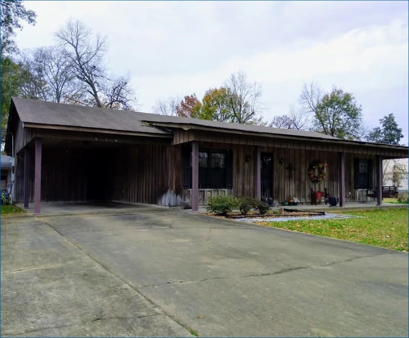 Cabin in Humphreys County at 207 N. Fulton Avenue in Isola, MS