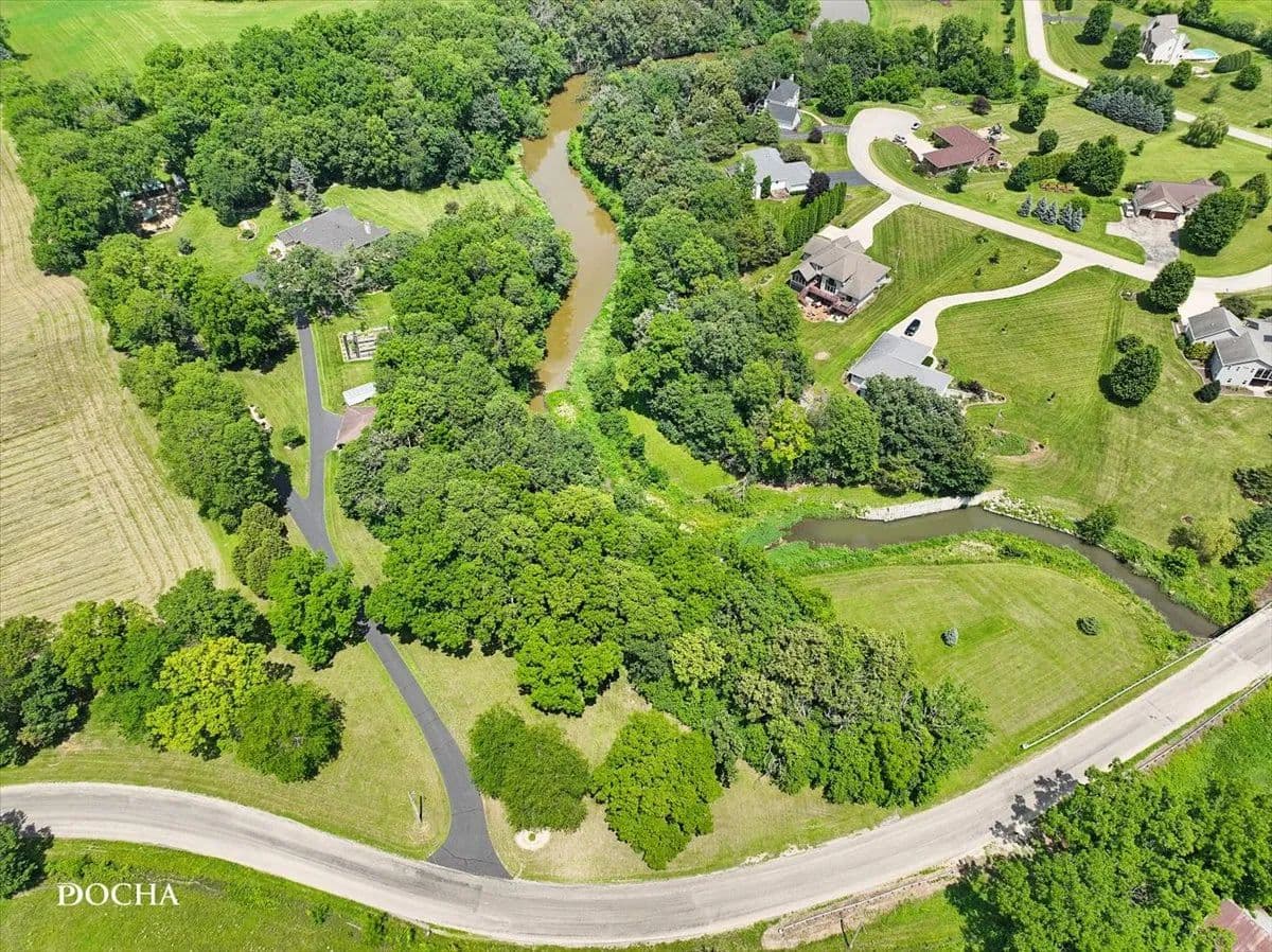 7 ACRES * RANCH HOME * 3 OUTBUILDINGS * CREEK - Freeport, Illinois, 61032