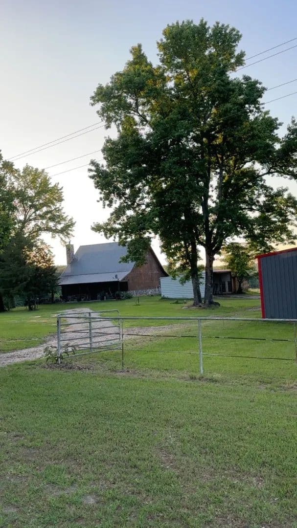 Peaceful home with additional acreage available minutes from the beautiful Pine Creek Lake in Southeast Oklahoma - Valliant, Oklahoma, 74764