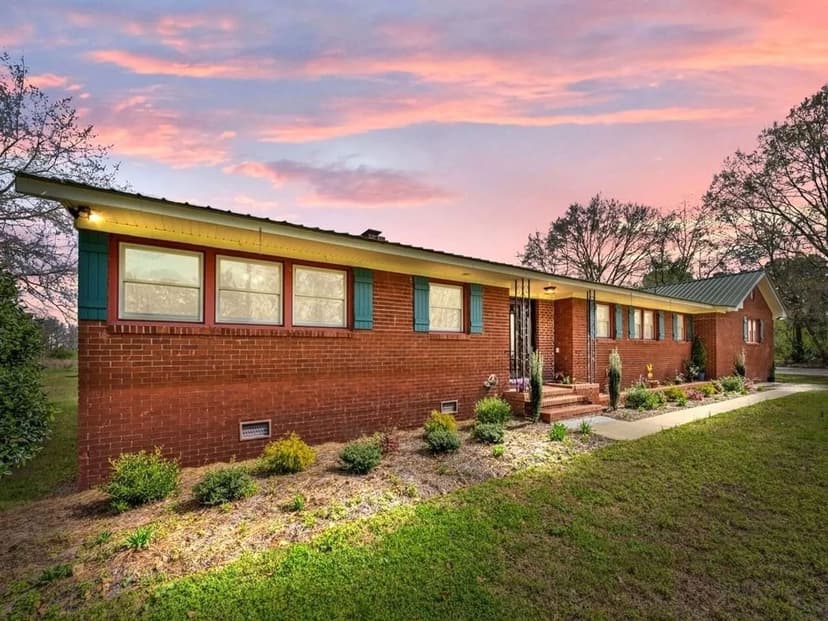 Beautifully Renovated Brick Veneer Home on a 1 Acre Lot in Duplin County, NC!