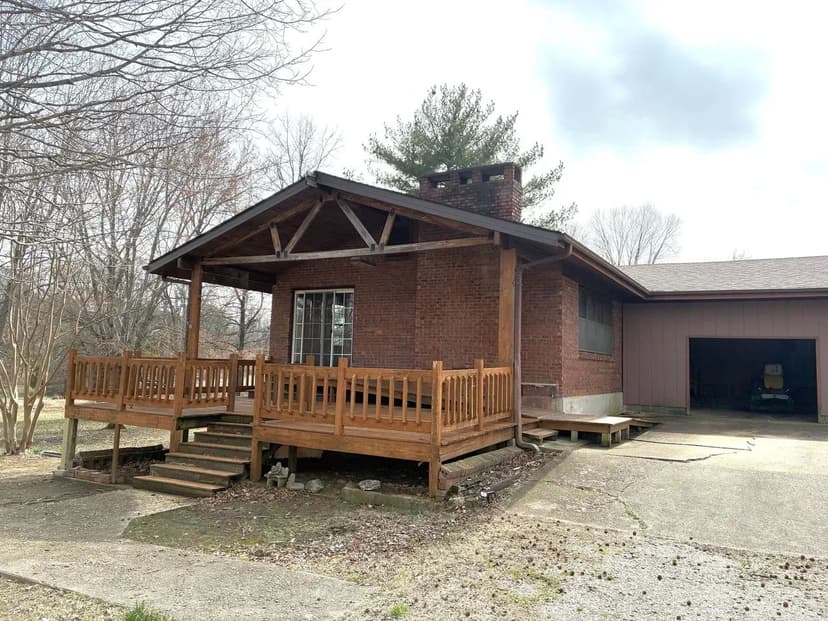 3-Bed Brick Home on 4+/- AC in Poplar Bluff, MO
