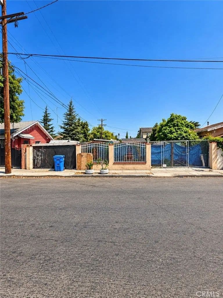 Lots & Land-Other in Los Angeles - Los Angeles, California, 90044